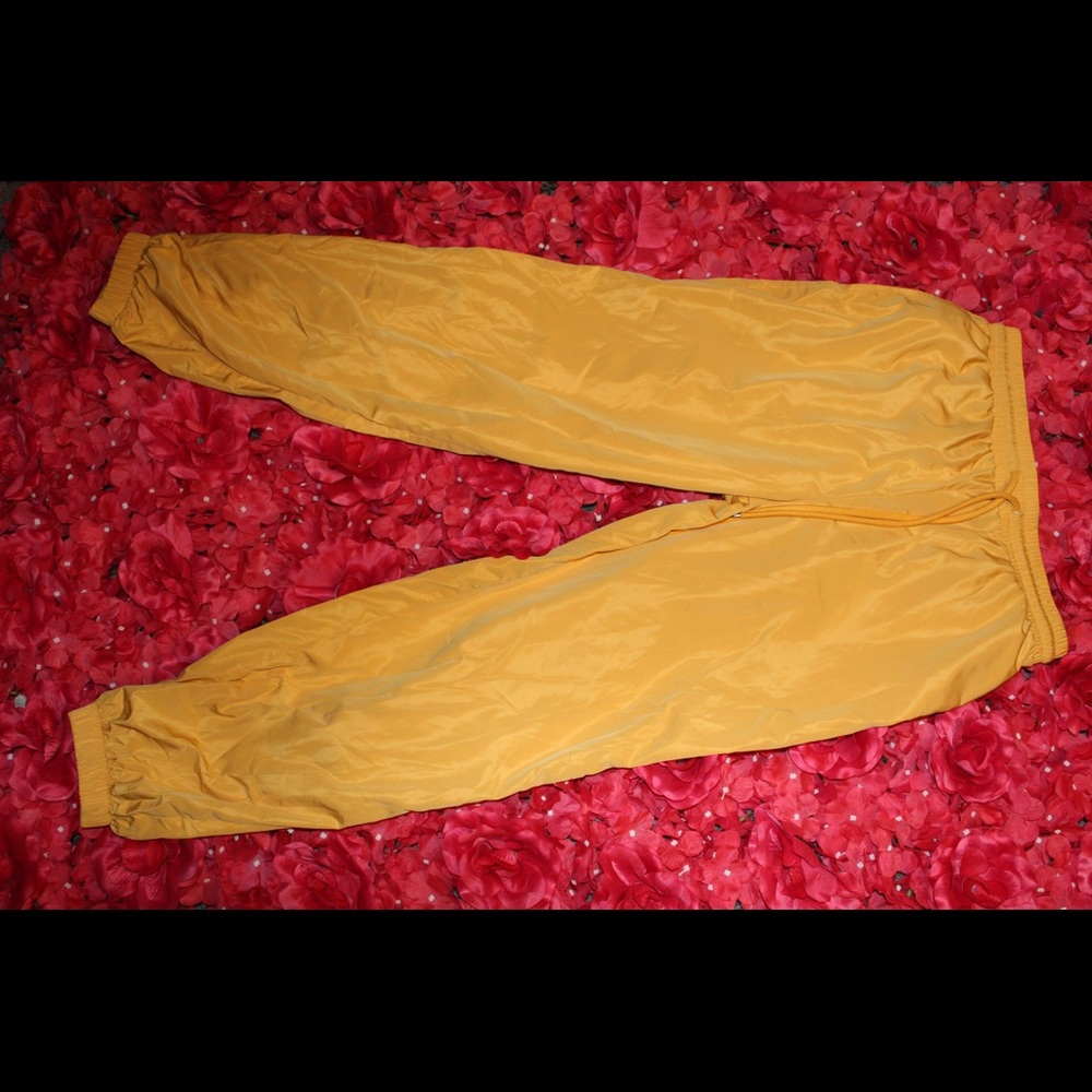 Baggy 90’s style yellow pants